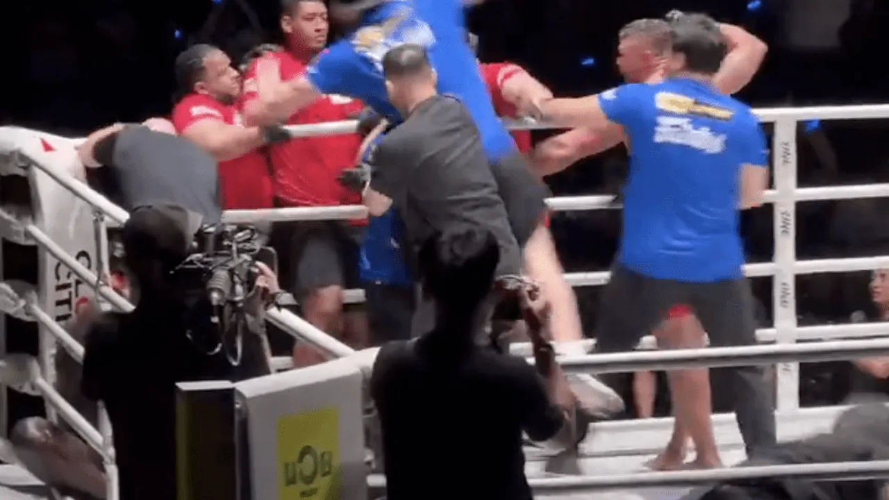 Anatoly Malykhin celebra nocaute sobre Reug Reug no ringue do Lumpinee Stadium em Bangkok