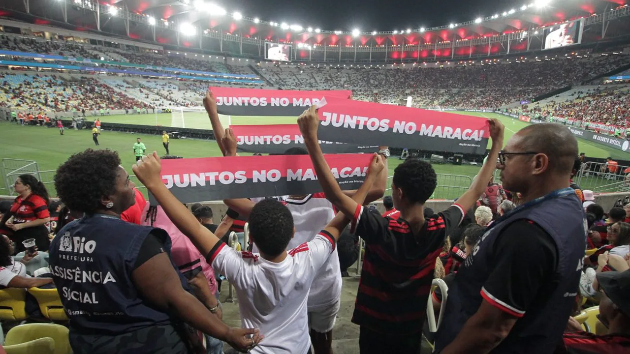 Jogador do Flamengo cabeceando para fora em partida contra o Vitória na Copa do Brasil 2026