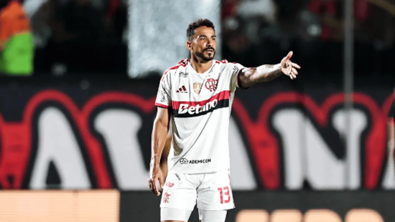 Jogadores do Flamengo cabisbaixos após eliminação no Barradão diante do Vitória pela Copa do Brasil