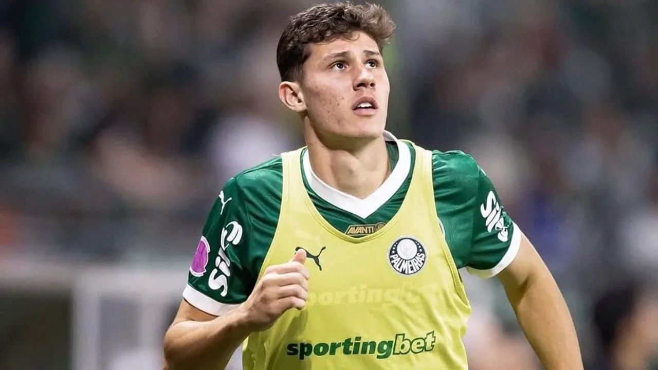 Zagueiro Benedetti com a camisa do Palmeiras sendo atendido por médicos após lesão no tornozelo durante partida