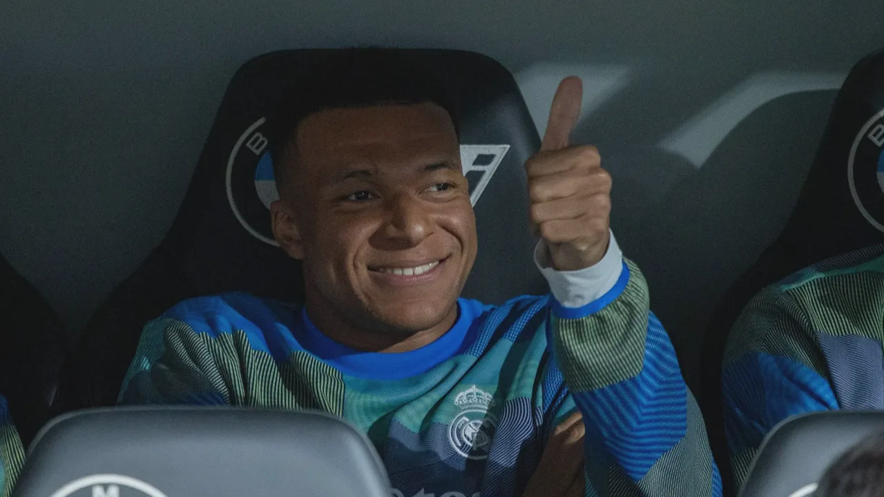 Mbappé sentado no banco de reservas do Santiago Bernabéu com expressão fechada durante partida do Real Madrid