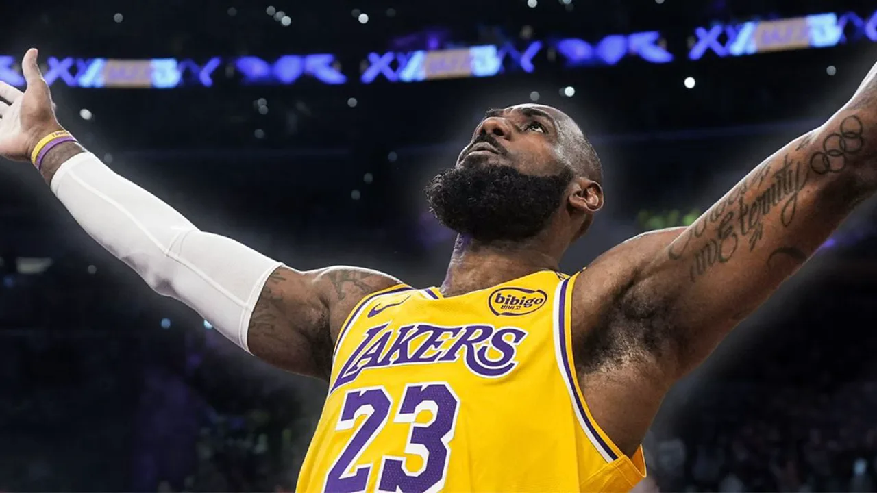 LeBron James em quadra com a camisa dos Lakers durante jogo dos playoffs da NBA 2026