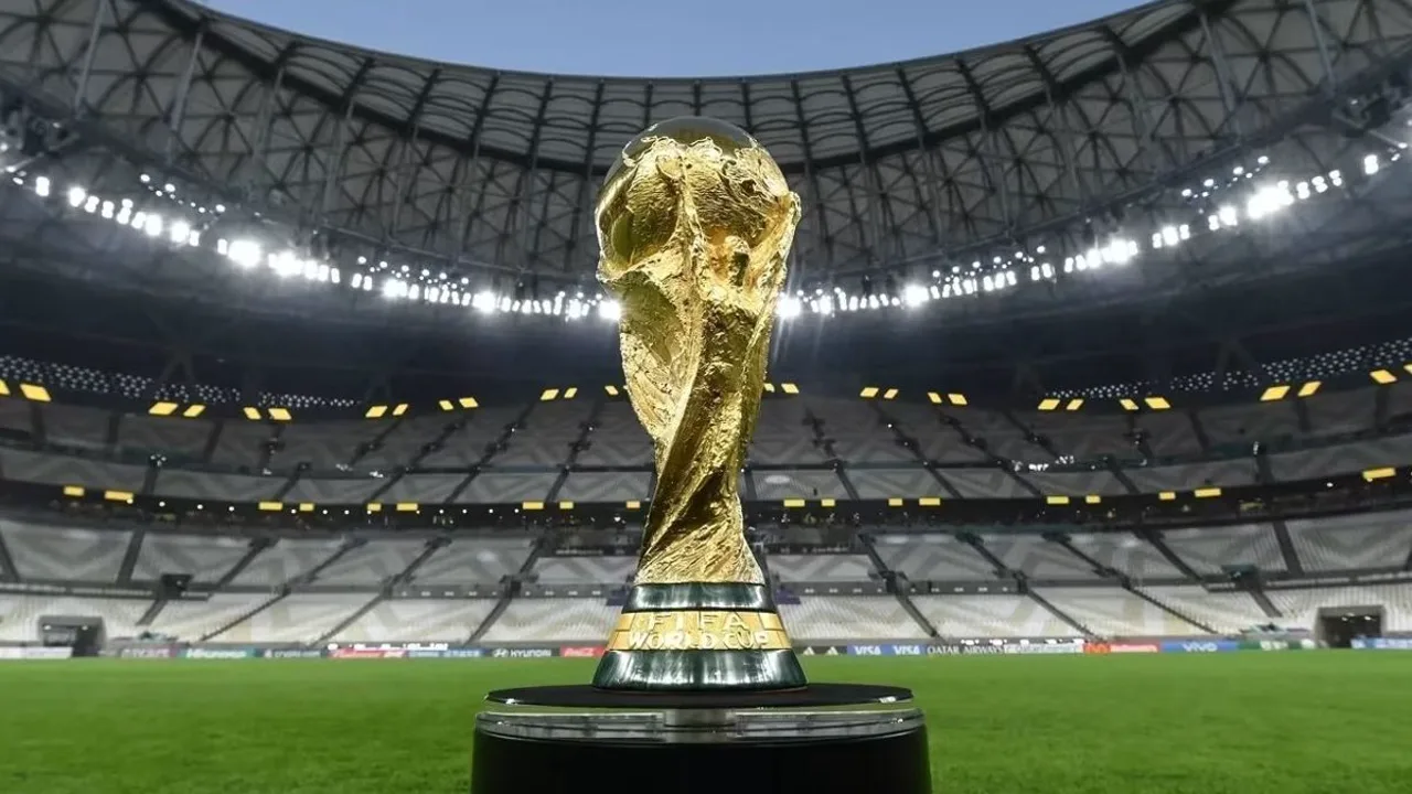 Vitrine de loja com decoração verde-amarela misturada com bandeirolas juninas, alusiva à Copa do Mundo 2026