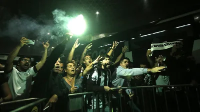 Pedras no aeroporto e abraços na madrugada — a torcida do Botafogo em dois extremos