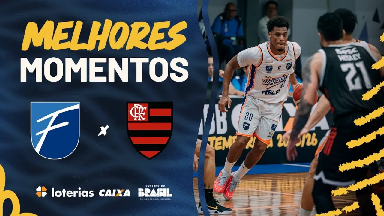 Jogadores de Unifacisa e Flamengo em disputa de bola na Arena UNIFACISA, Campina Grande, novembro de 2024