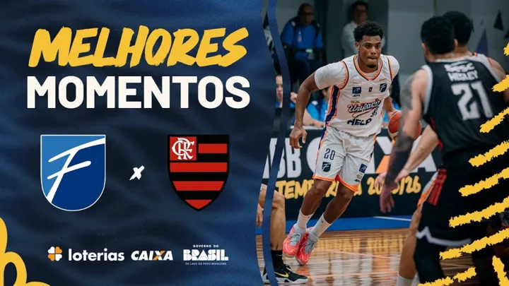 Jogadores de Unifacisa e Flamengo em disputa de bola na Arena UNIFACISA, Campina Grande, novembro de 2024