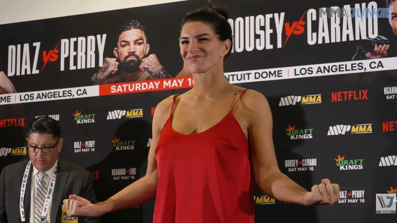 Ronda Rousey e Gina Carano frente a frente na pesagem oficial do card MVP MMA da Netflix