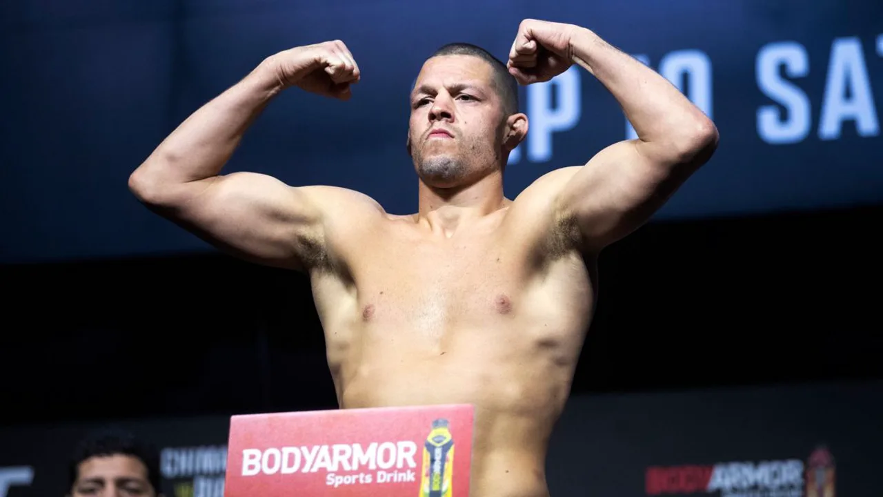 Nate Diaz em posição de luta no octógono, com expressão determinada, durante pesagem no Intuit Dome