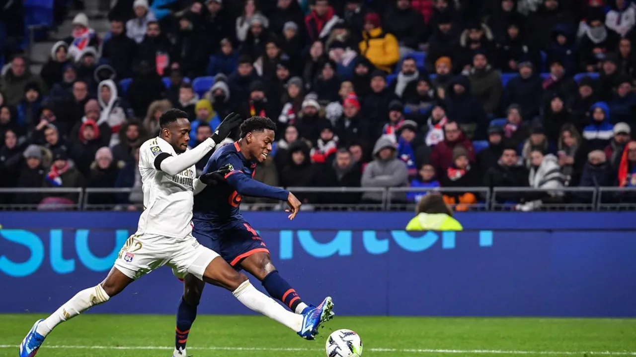 Kylian Mbappé entra em campo no Santiago Bernabéu cercado por vaias da torcida do Real Madrid