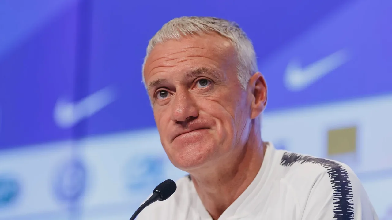 Didier Deschamps de braços abertos em campo durante jogo da seleção francesa na Copa do Mundo
