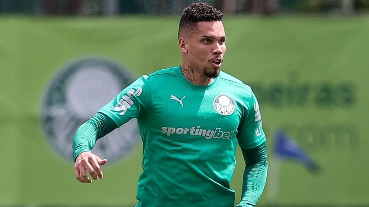 Paulinho em treino do Palmeiras no campo da Academia de Futebol, em recondicionamento físico