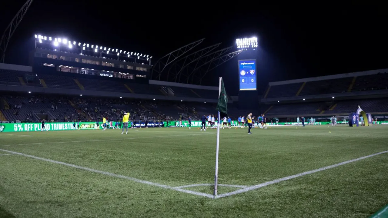 Jogadores do Palmeiras e Cruzeiro disputando bola no gramado da Arena Barueri pelo Brasileirão 2026
