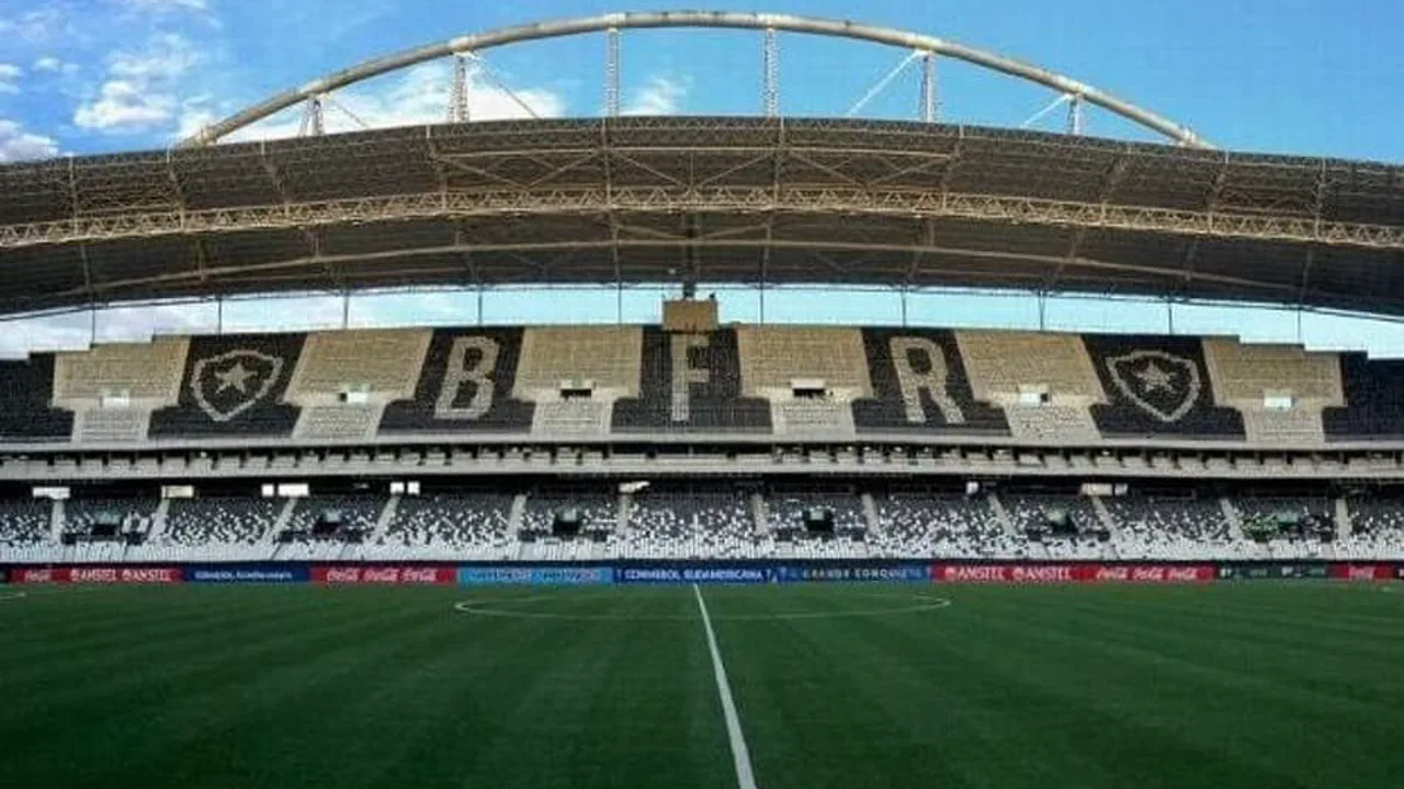 Torcedores do Botafogo no Nilton Santos com faixa de apoio ao clube durante crise financeira da SAF