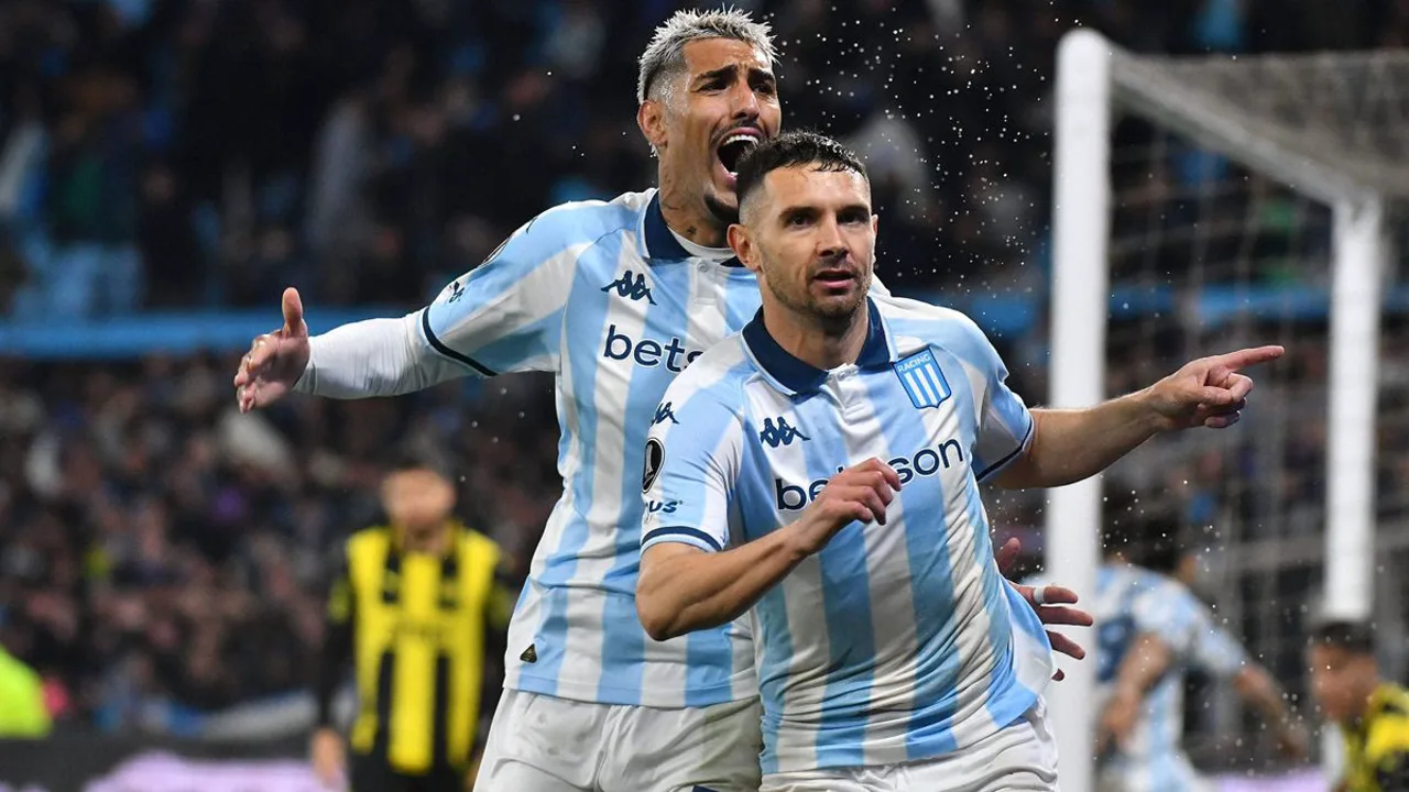 Di María comemorando gol com a camisa do Rosario Central no Gigante de Arroyito