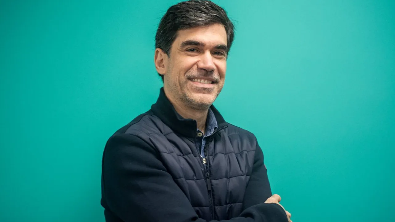 Francesc Cebrián, treinador espanhol do Team LeBron na Premier League 2025/2026, observando o jogo