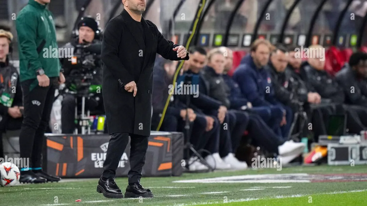 Okan Buruk, treinador turco do Team Team Durant, na beira do campo durante partida da Champions League