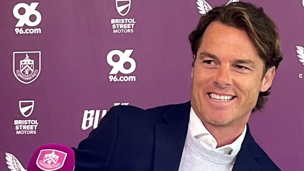 Scott Parker, treinador do Burnley, observa o treino na temporada 2025/2026 da Premier League