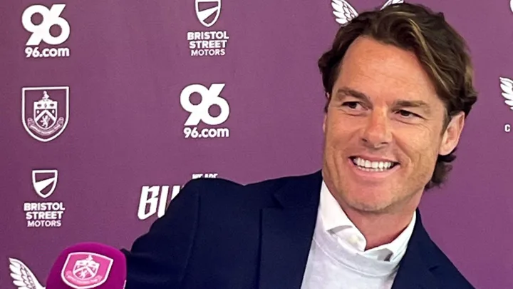 Scott Parker, treinador do Burnley, observa o treino na temporada 2025/2026 da Premier League