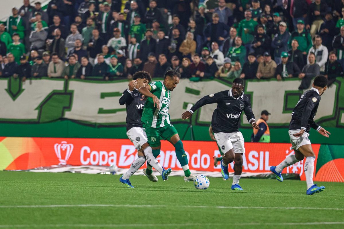 O que Follmann ergueu além da taça da Sul-Americana Oito anos depois, o que fico
