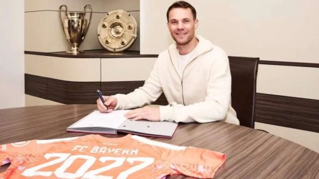 Manuel Neuer com a camisa do Bayern de Munique defendendo uma finalização na Champions League