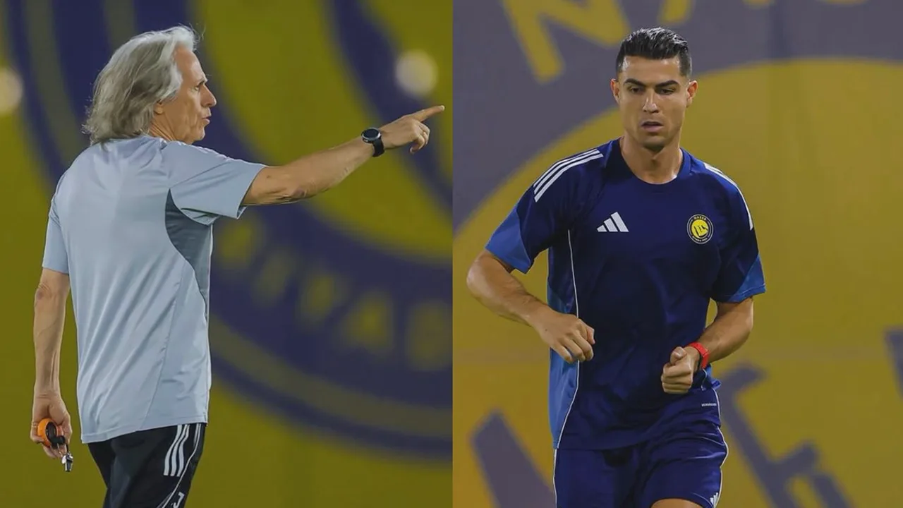 Jorge Jesus em beira de campo com uniforme do Al Nassr, gesticulando durante partida do Campeonato Saudita