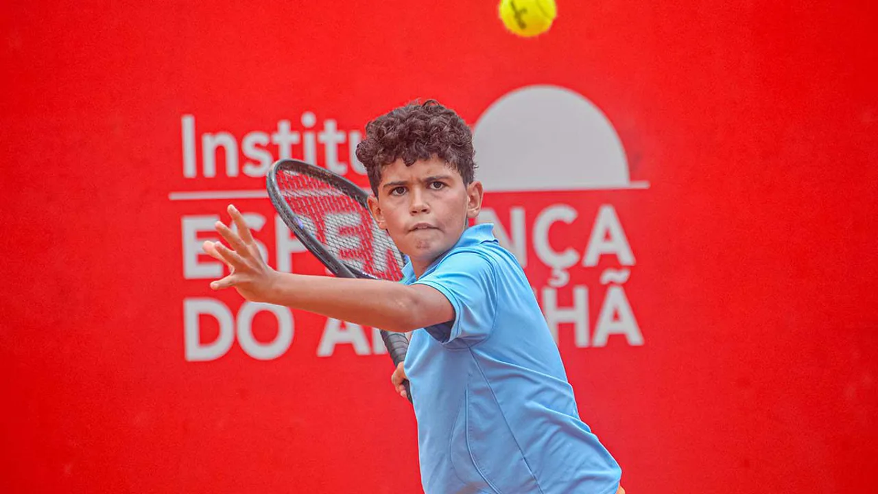 Martín Landaluce em quadra de saibro no Masters 1000 de Roma durante partida contra Medvedev