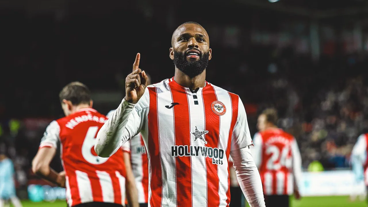Thiago, atacante do Brentford, e Hugo Ekitiké, do Liverpool, em lances pela Premier League 2025/2026