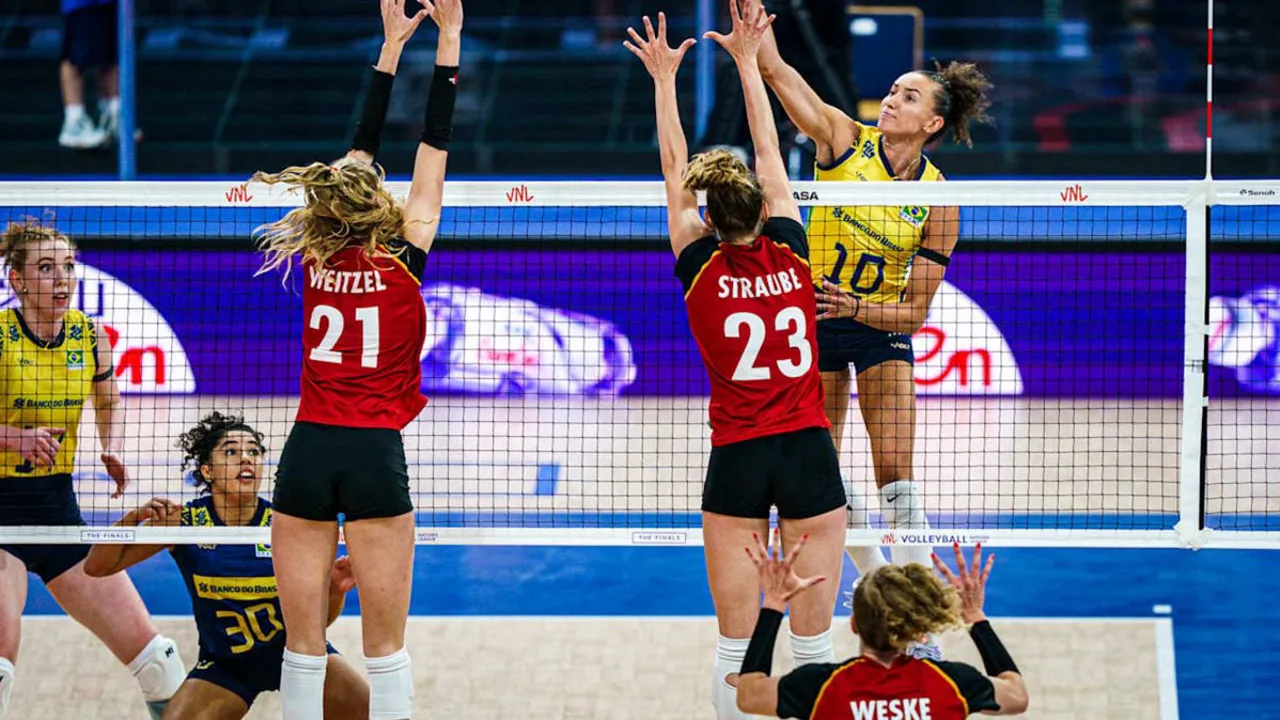Fofão, ex-levantadora campeã olímpica em Pequim 2008, em quadra com a seleção brasileira feminina de vôlei