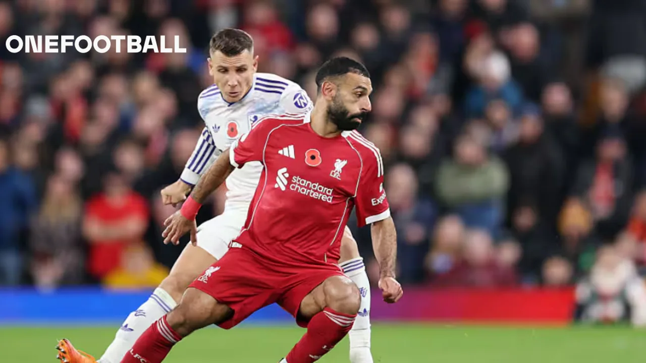 Jogadores de Aston Villa e Liverpool disputam bola no Villa Park pela Premier League 2025/26