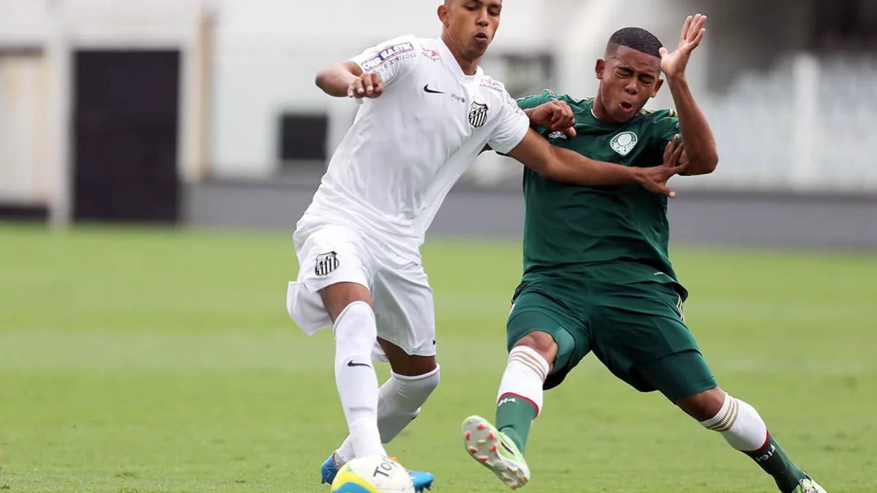 Técnico de seleção analisando lista de convocados em prancheta durante treino pré-Copa do Mundo 2026