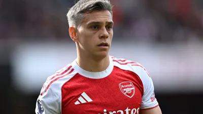 Resistiu. E agora o Arsenal está a duas vitórias de acabar com 22 anos de seca
