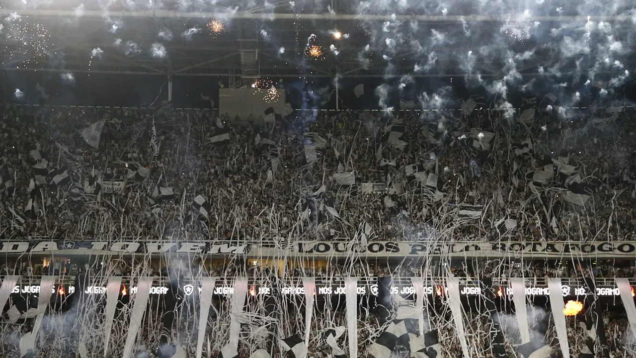 Torcida do Botafogo nas arquibancadas do Estádio Nilton Santos durante partida do Brasileirão