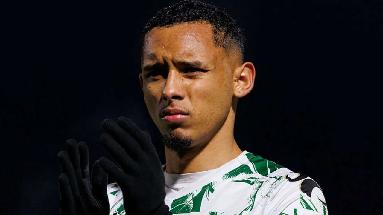 Zagueiro jovem em treino com uniforme do Palmeiras, Academia de Futebol, São Paulo