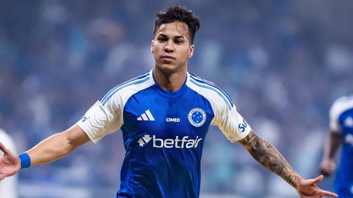 Kaio Jorge pelo Cruzeiro e Armindo Sieb pelo RB Bragantino em lances de ataque no Brasileirão 2026