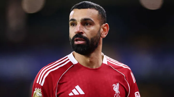Mohamed Salah e Alex Iwobi em ação pela Premier League 2025/26, com as camisas do Liverpool e do Fulham