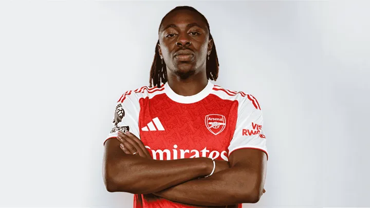 Eberechi Eze com a camisa 10 do Arsenal em campo na Premier League 2025/2026