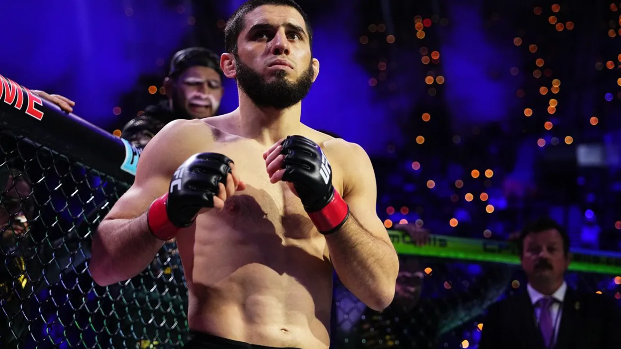 Khamzat Chimaev na balança do UFC 328 em Newark, visivelmente exausto após corte de peso severo