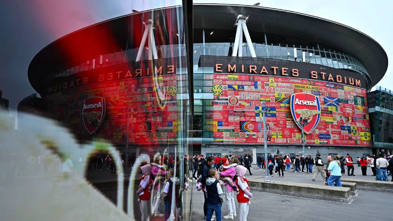 Jogadores do Arsenal comemorando gol no Emirates Stadium durante partida decisiva da Premier League