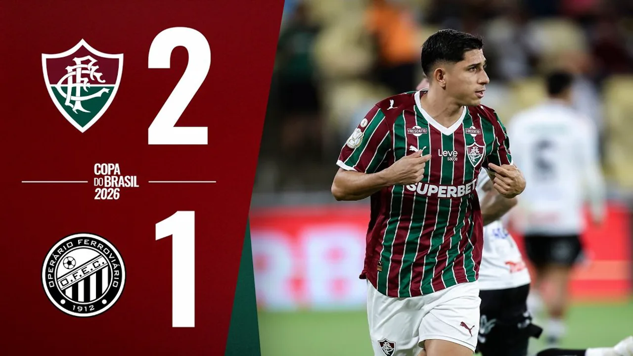 Presidente do Flamengo Bap em evento corporativo com logos de Flamengo e Fluminense ao fundo