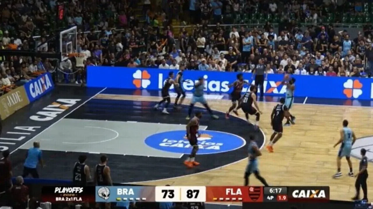 Torcida lotando o Ginásio Nilson Nelson durante partida decisiva do NBB entre Brasília e Flamengo