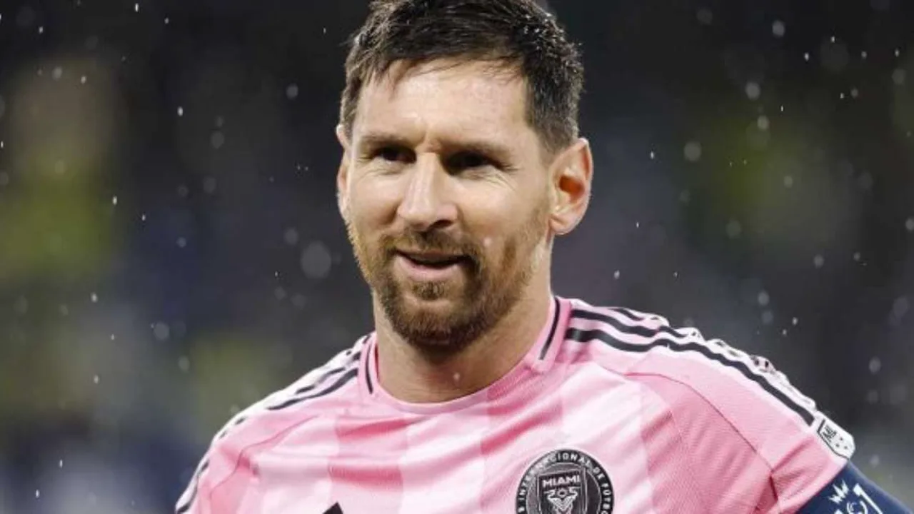 Lionel Messi observa campo de futebol com estrutura de clube modesto ao fundo na Catalunha