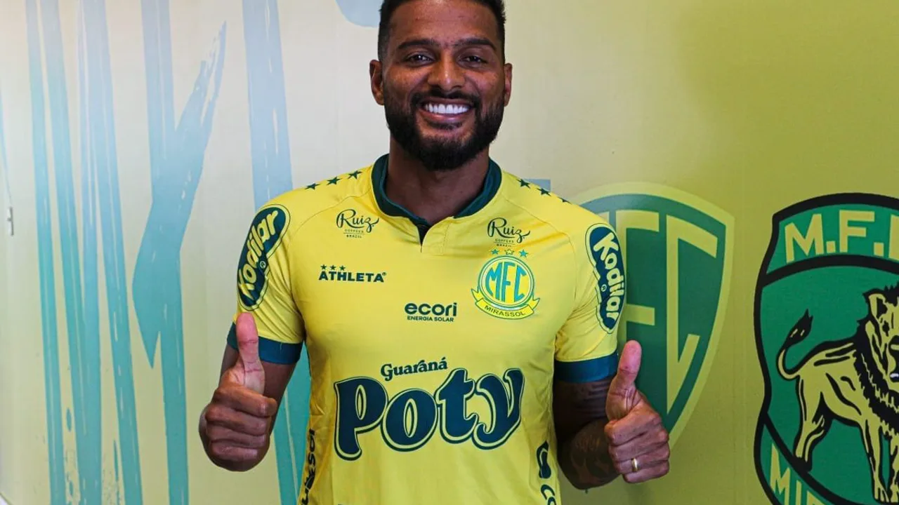 Reinaldo, zagueiro do Mirassol, camisa 6, em ação no Brasileirão Série A 2026