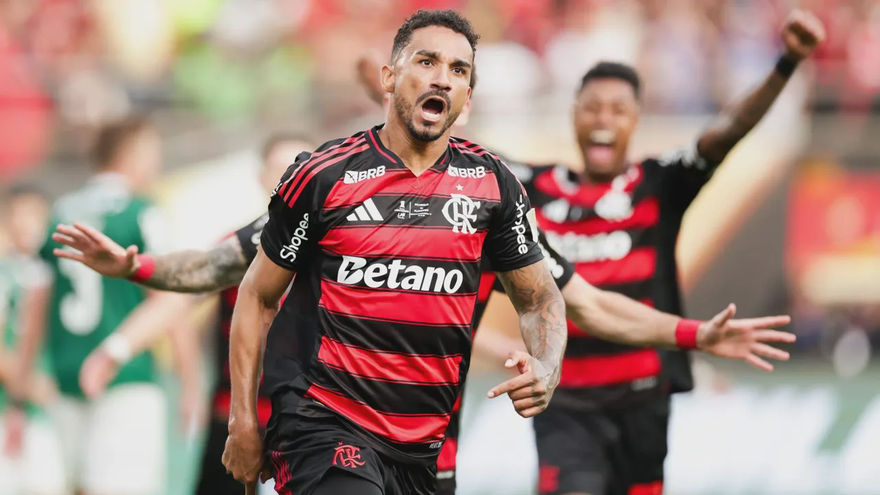 Jogadores do Vitória comemorando gol contra o Flamengo no Estádio do Barradão pela Copa do Brasil