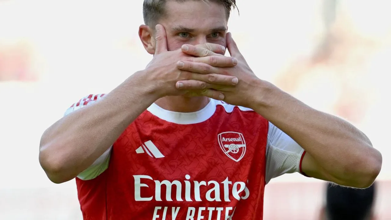 Viktor Gyökeres, centroavante do Arsenal, em ação pela Premier League 2025/2026 com a camisa 14