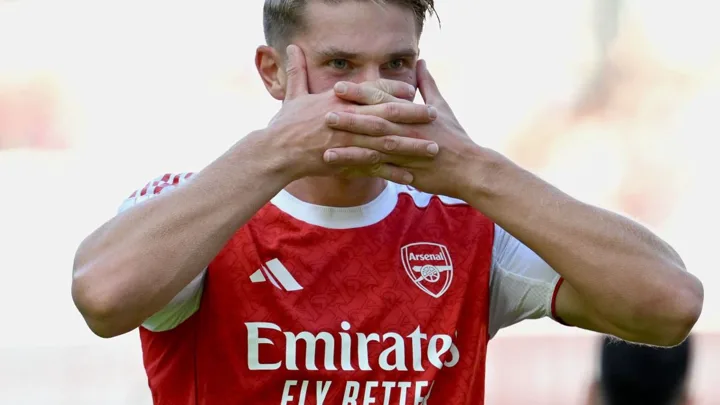 Viktor Gyökeres, centroavante do Arsenal, em ação pela Premier League 2025/2026 com a camisa 14