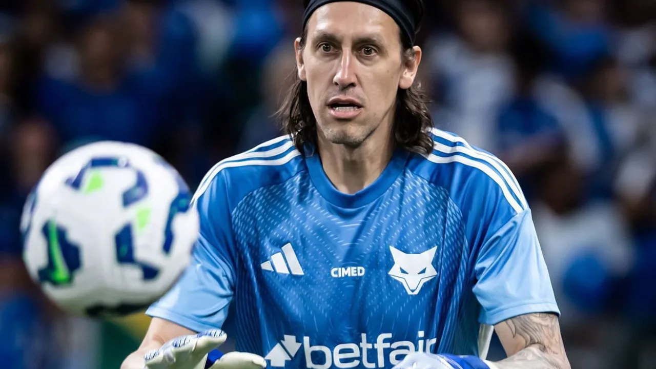 Cássio, goleiro do Cruzeiro, posicionado sob as traves durante partida do Brasileirão Série A 2026
