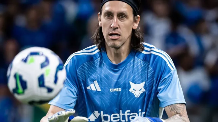 Cássio, goleiro do Cruzeiro, posicionado sob as traves durante partida do Brasileirão Série A 2026