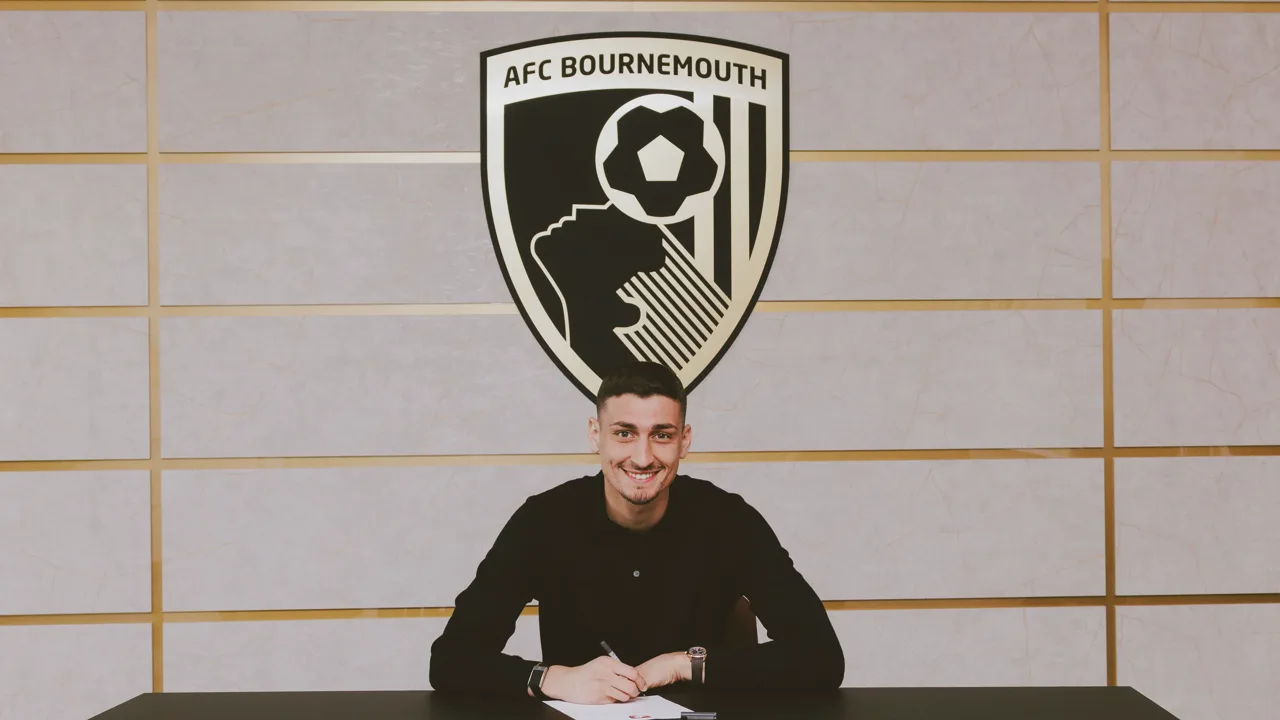 Djordje Petrovic, goleiro sérvio do AFC Bournemouth, posicionado sob as traves durante partida da Premier League
