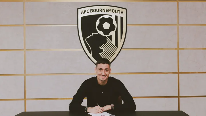 Djordje Petrovic, goleiro sérvio do AFC Bournemouth, posicionado sob as traves durante partida da Premier League