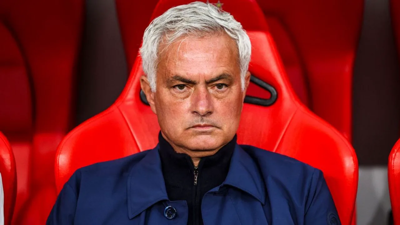 José Mourinho em coletiva de imprensa com escudo do Benfica ao fundo
